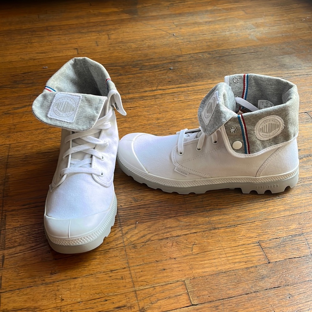 Palladium white baggy boots with grey lining